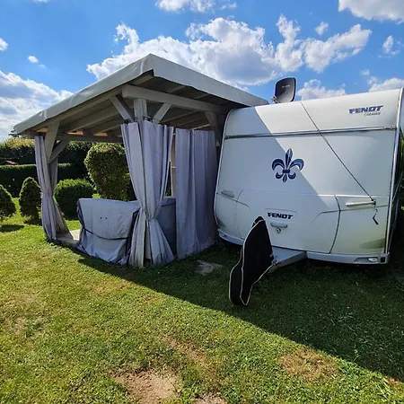 Jurahoehe Wohnwagen Huette Flieder Kemping *